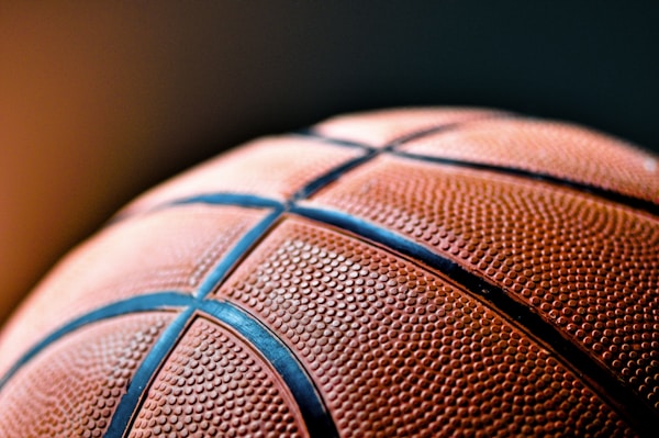 NBA球员在训练馆进行投篮训练，专注的神情展现职业运动员的敬业精神